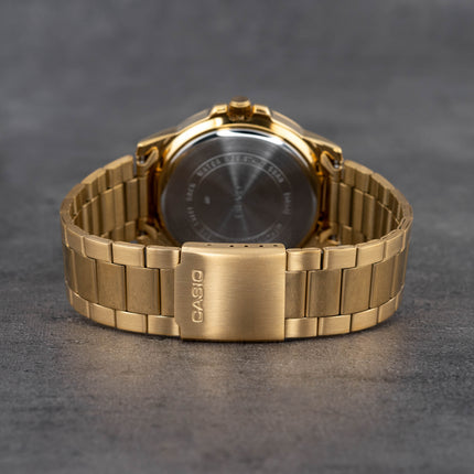 Parte trasera y cierre del reloj Casio MTP-VD01G-1B con correa dorada