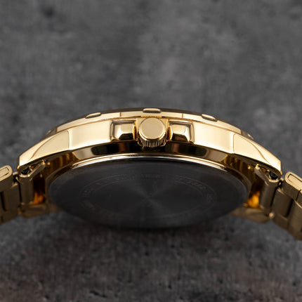 Detalle de la esfera negra del reloj Casio MTP-VD01G-1B para hombre