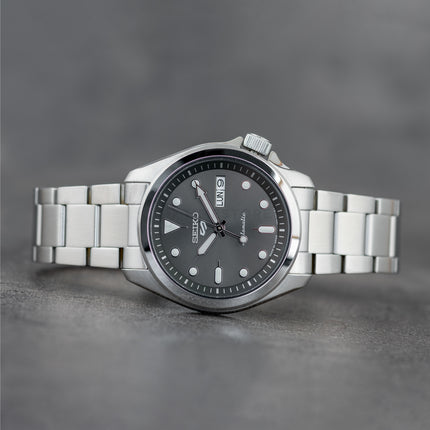 Detalle de la esfera gris oscura del reloj Seiko SRPE51K1 automático