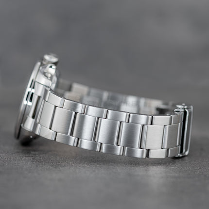 Vista lateral del reloj Seiko SRPE51K1 con caja de acero plateado