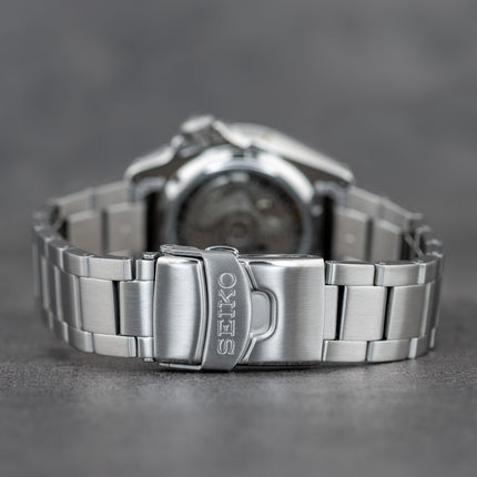 Parte trasera y cierre del reloj Seiko SRPE51K1 en acero plateado