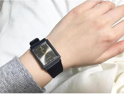 Reloj Casio Collection MQ-38-8ADF unisex puesto en la muñeca
