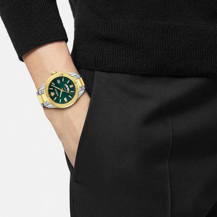 Reloj Versace VEOU00225 para hombre en muñeca