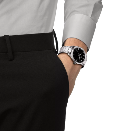 Vista en la muñeca del reloj Tissot PR 100 T150.410.11.051.00 en acero inoxidable
