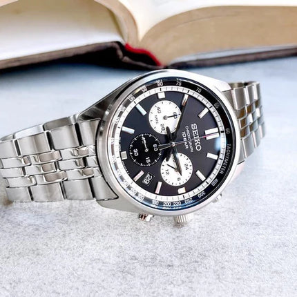 Vista lateral del reloj Seiko SSB429P1 en acero plateado