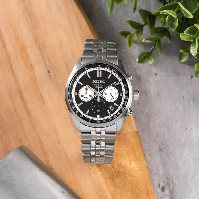 Detalle de la esfera negra del reloj Seiko SSB429P1 para hombre