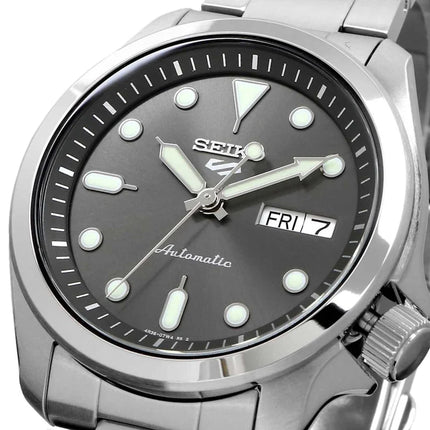 Detalle de la esfera gris oscura del reloj Seiko SRPE51K1 automático