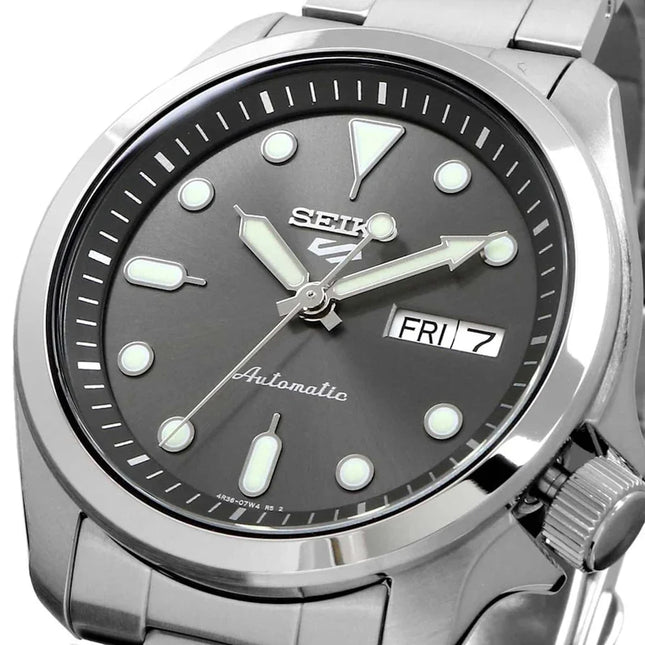 Detalle de la esfera gris oscura del reloj Seiko SRPE51K1 automático