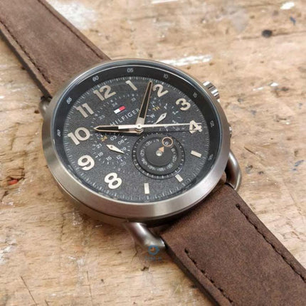 Detalle de la esfera negra del reloj Tommy Hilfiger 1791425 para hombre