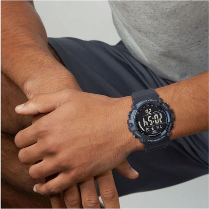 Reloj Casio AE-1500WH-8BVDF digital en muñeca