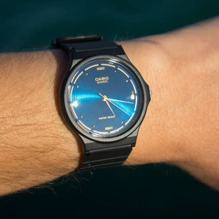 Reloj Casio MQ-76-2ALDF con correa de resina negra