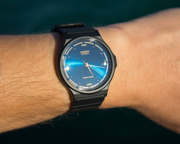 Reloj Casio MQ-76-2ALDF con correa de resina negra