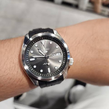 Reloj Seiko SRPE61K1 automático para hombre en muñeca