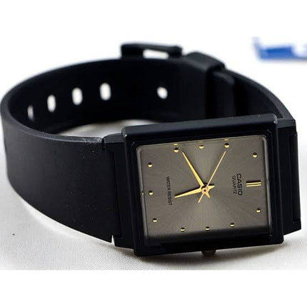 Perfil lateral del reloj Casio MQ-38-8ADF mostrando el grosor de la caja