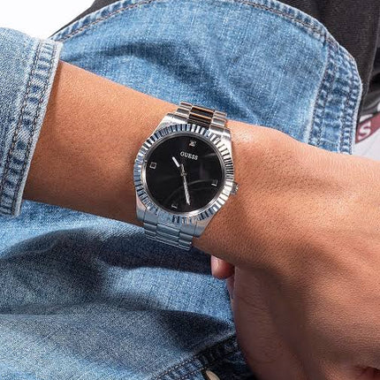 Reloj Guess Connoisseur GW0542G1 para hombre colocado en la muñeca.