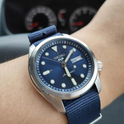 Vista lateral del reloj Seiko SRPE63K1 con caja de acero plateado