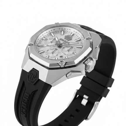 Vista lateral del reloj Philipp Plein PWTBA0123 con caja plateada y correa negra