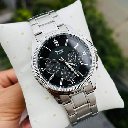 Detalle de la esfera negra del reloj Casio MTP-1375D-1AVEF para hombre