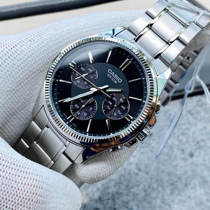 Detalle de la esfera negra del reloj Casio MTP-1375D-1AVEF para hombre