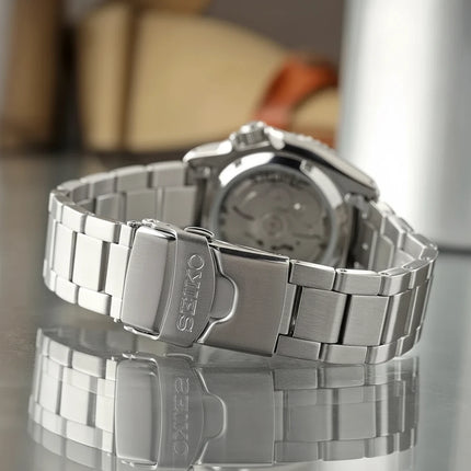 Parte trasera y cierre del reloj Seiko SRPL77K1 en acero plateado
