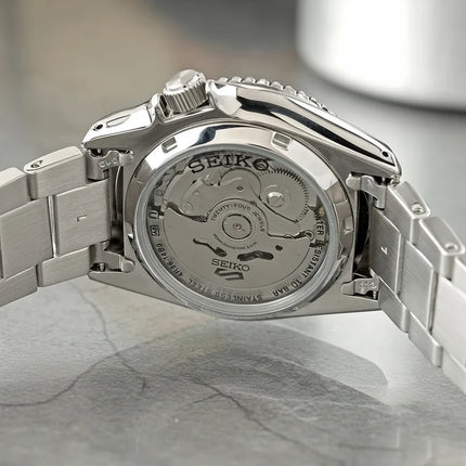 Detalle de la esfera  trasera azul del reloj Seiko SRPL77K1 automático para hombre