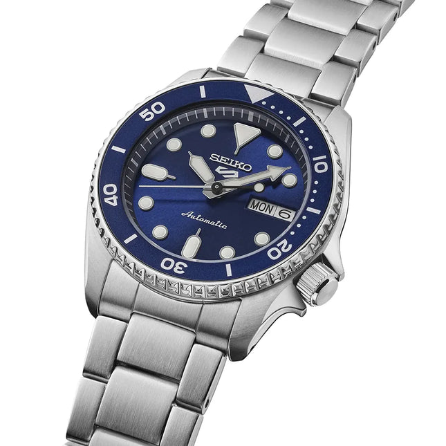 Detalle de la esfera azul del reloj Seiko SRPL77K1 automático para hombre