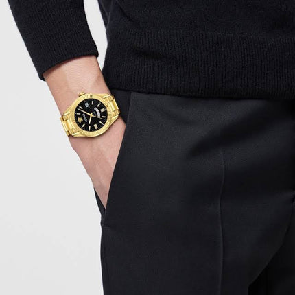 Reloj Versace VEOU00625 para hombre en muñeca