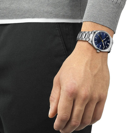 Vista en muñeca del reloj Tissot PR 100 Jungfraubahn en acero inoxidable plateado