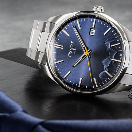 Vista frontal del reloj Tissot PR 100 Jungfraubahn T150.410.11.041.02 con esfera azul