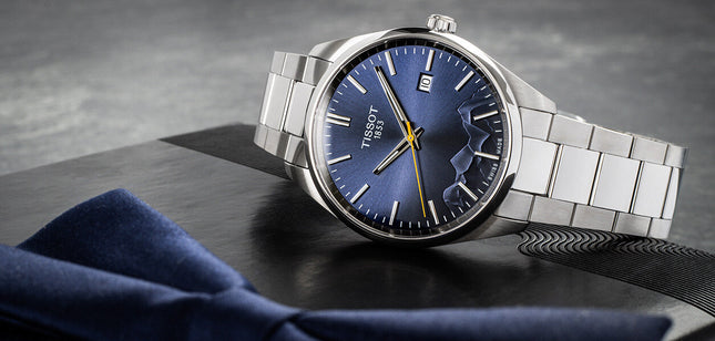 Vista frontal del reloj Tissot PR 100 Jungfraubahn T150.410.11.041.02 con esfera azul