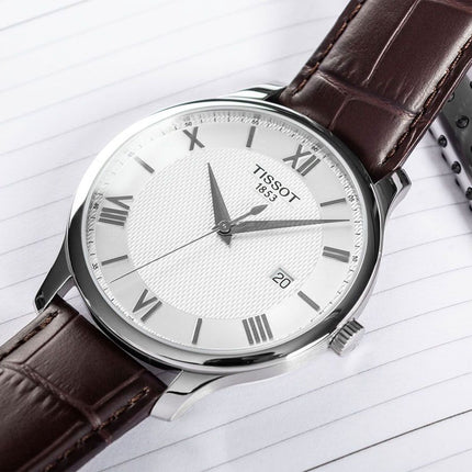 Reloj Tissot Tradition T063.610.16.038.00 para hombre con correa de cuero marrón
