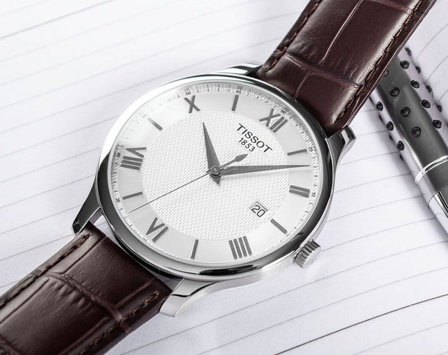 Reloj Tissot Tradition T063.610.16.038.00 para hombre con correa de cuero marrón