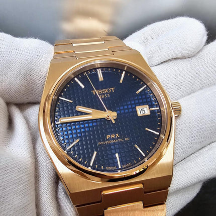 Vista del reloj Tissot PRX Powermatic 80 de 40 mm en acero con PVD oro rosa